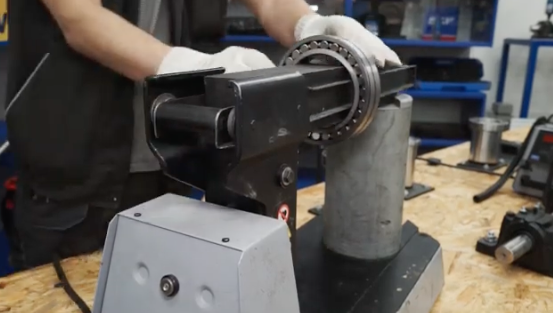 Arkov poradna: Jak si ulehčit montáž ložisek.